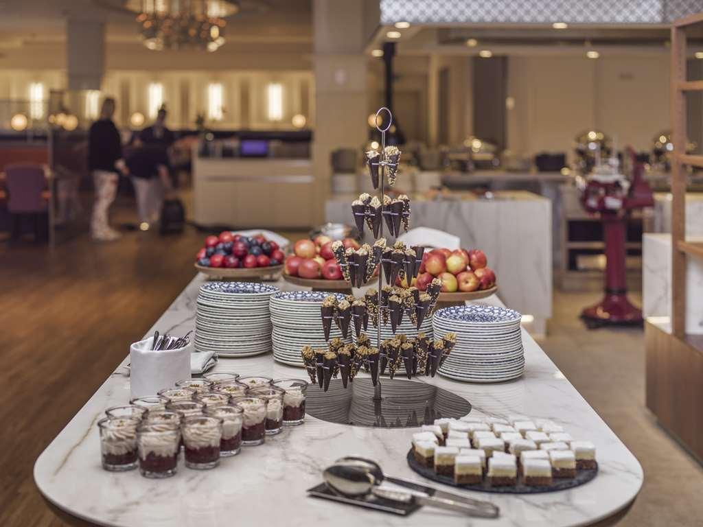 Falkensteiner Spa Resort Mariánské Lázně Restaurant foto A dessert buffet